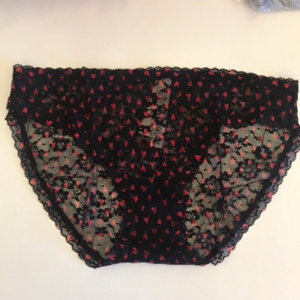 NWT Victoria’s secrets new red hearts/black bikini panties Sz M